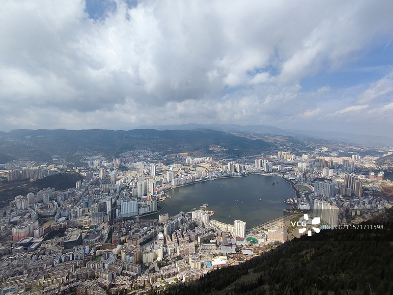 俯瞰个旧市城市与湖景风光图片素材