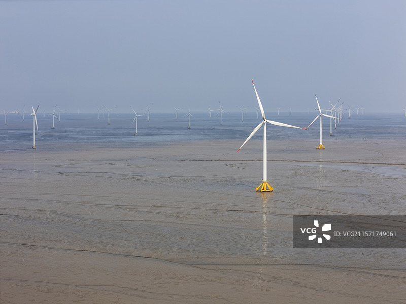 江苏省南通市如东县海岸线滩涂风力发电站图片素材