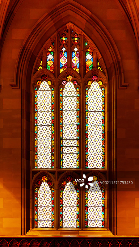 教堂的彩色玻璃窗户图片素材