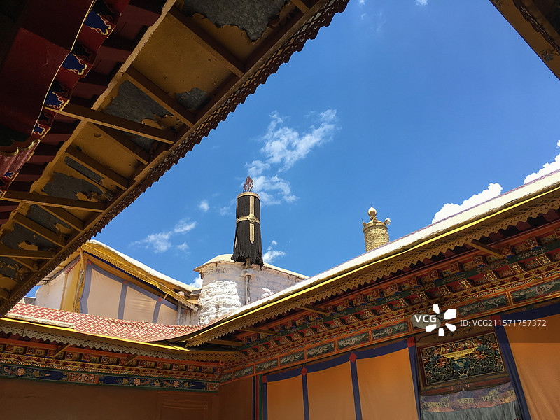 西藏拉萨藏式园林罗布林卡建筑中的天井图片素材