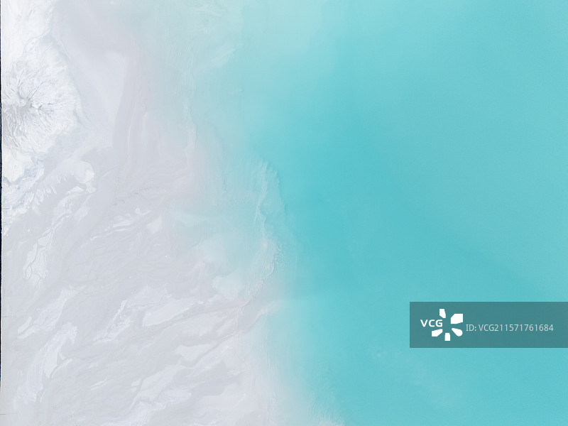 江苏省南通市如东县高视角下的蓝色盐湖风景图片素材