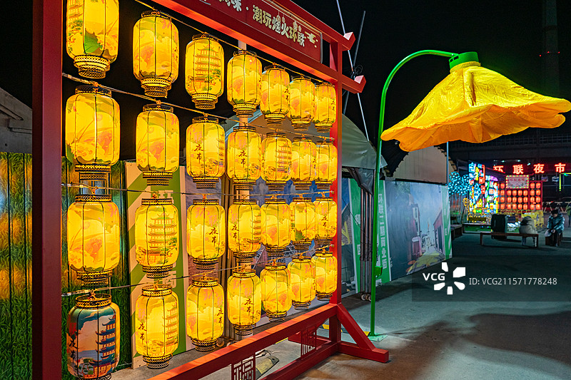 中国传统文化设备民俗设备用品拍摄主题灯会上 成一排的中国古典式灯笼，户外夜晚无人图像摄影图片素材