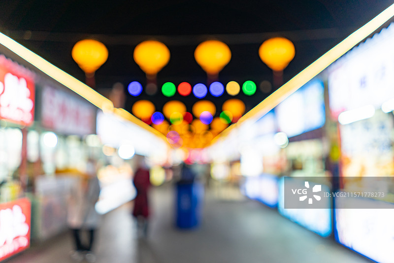 中国饮食产业拍摄主题，夏天的城市夜市街道和两侧的小吃店，夜晚户外无人图像摄影图片素材