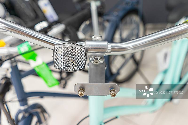 中国健身房拍摄主题，健身房运动健身器械器材，自行车车把和车灯，室内无人图像摄影图片素材