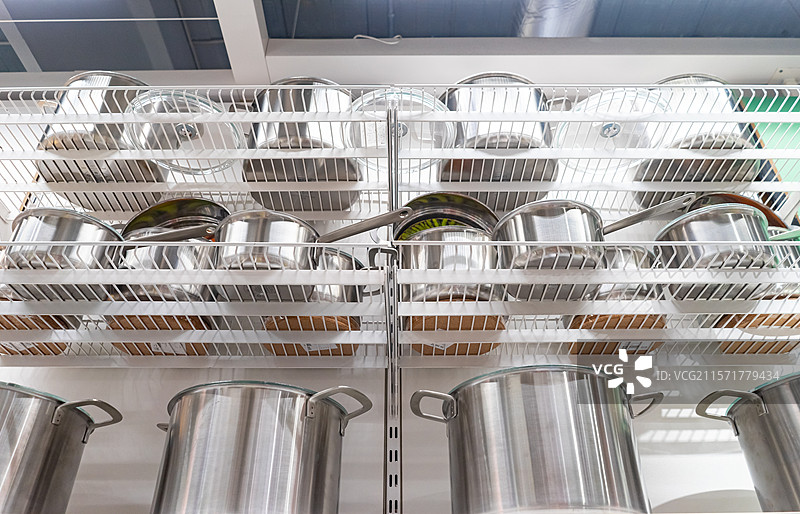中国房地产城市健康生活拍摄主题，厨房用品货架上各种不锈钢锅盆桶罐，室内无人图像摄影图片素材