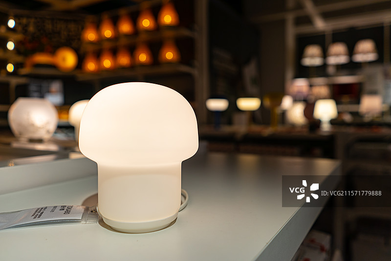 中国房地产城市健康生活拍摄主题，住宅内部环境，家具市场里的各种各样的台灯，室内无人图像摄影图片素材