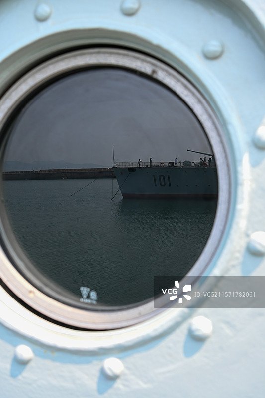 青岛海军博物馆，舷窗中的退役军舰图片素材