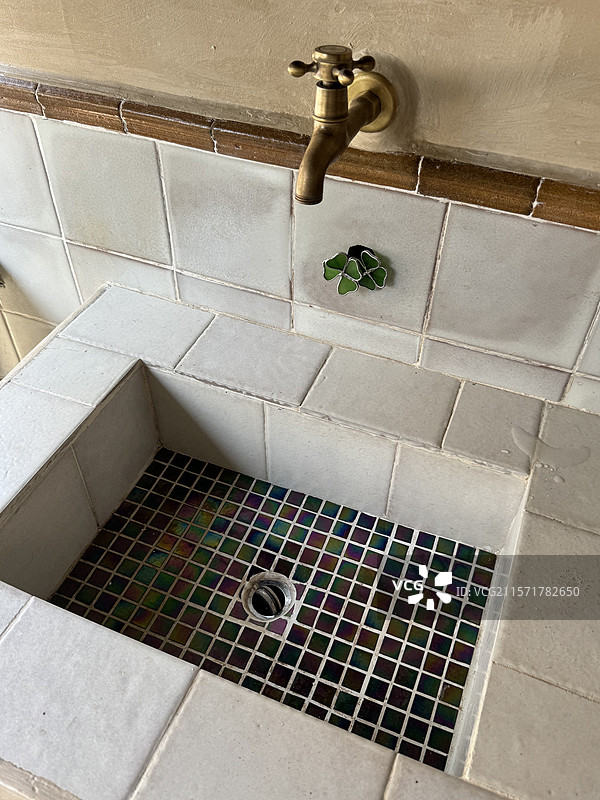 彩色玻璃艺术洗手池图片素材