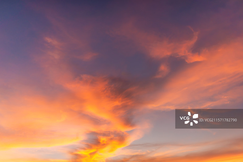 夏天傍晚时分的漫天火烧云的天空霞云风光图片素材