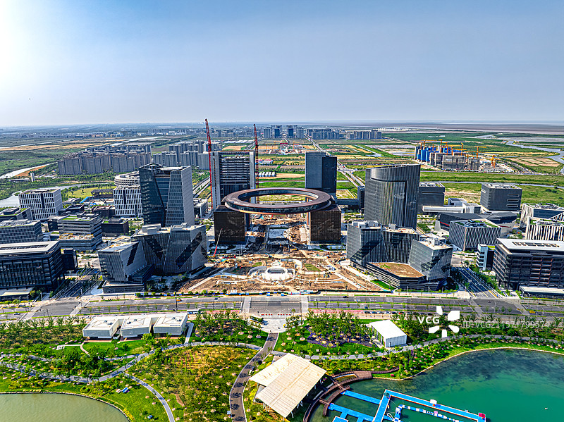 上海临港滴水湖金融湾 荣耀之环 跨境金融中心 临港新城地标建筑 离岸贸易 中国金融开放与创新发展图片素材