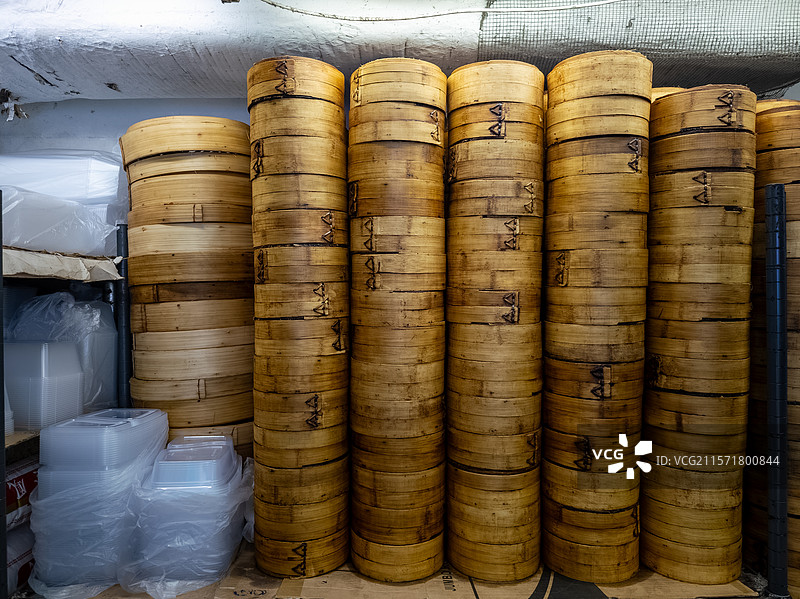 堆叠的传统竹制点心蒸笼图片素材