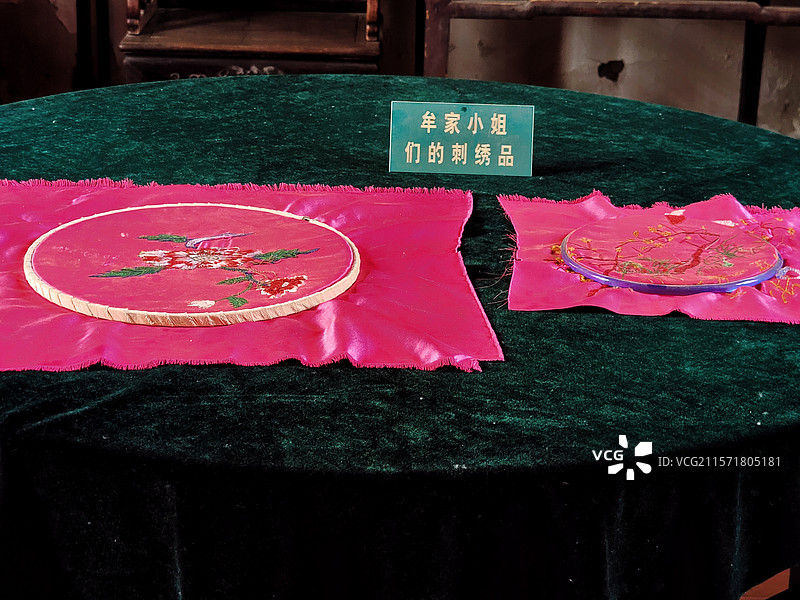 山东省烟台市栖霞市牟氏庄园中牟家小姐们的刺绣品图片素材