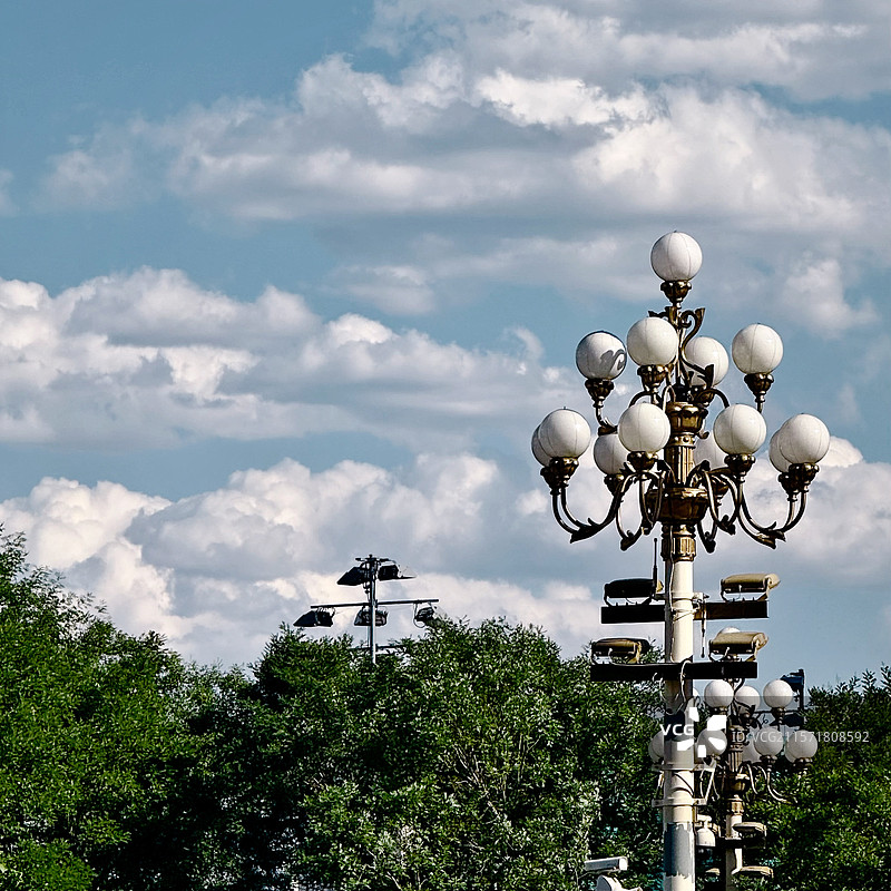 东方广场的蓝天白云图片素材