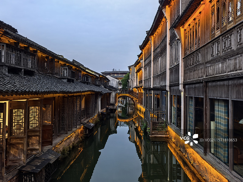 乌镇西栅和谐的建筑和灯光图片素材