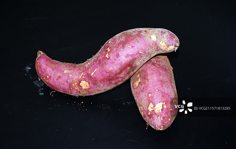 两条番薯黑色背景图片素材