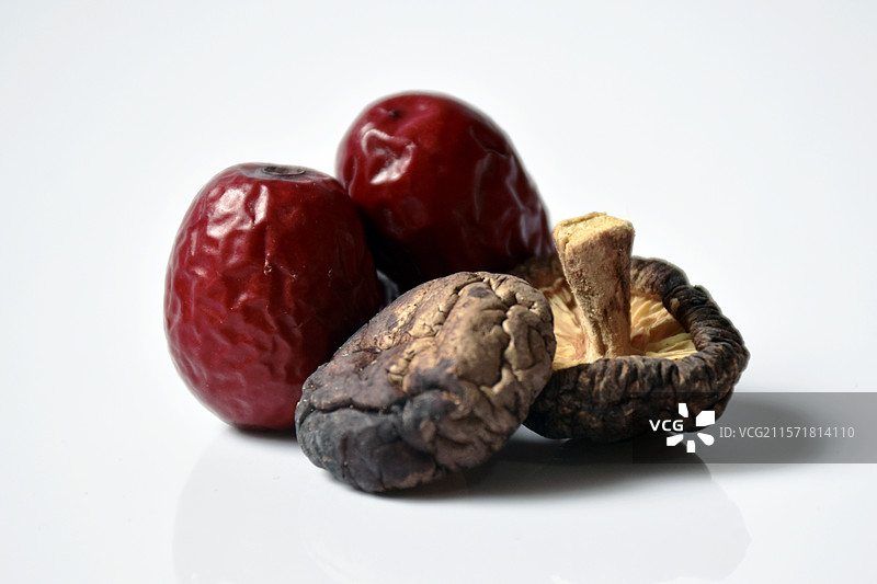红枣香菇组合搭配白底背景图片素材