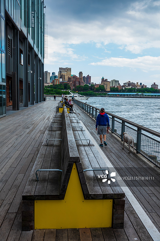 纽约的滨河公园—南街港17号码头（PIER17）图片素材