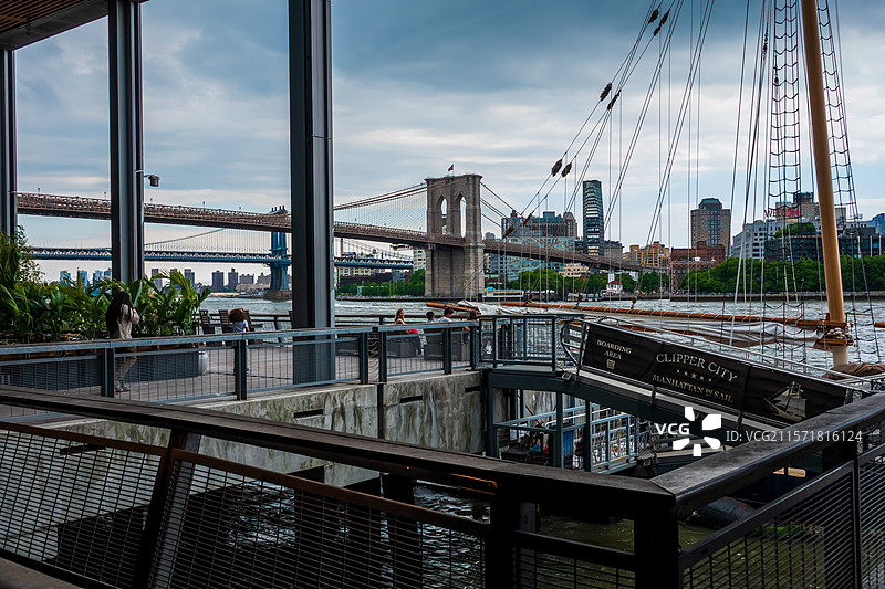纽约的滨河公园—南街港17号码头（PIER17）图片素材