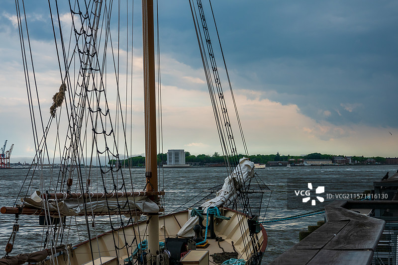 纽约的滨河公园—南街港17号码头（PIER17）图片素材