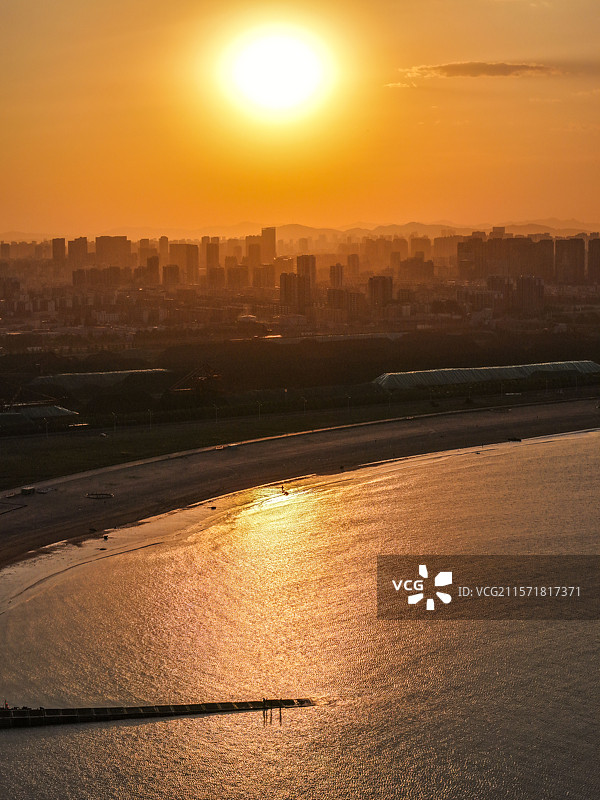 海龙湾日夜皆风华：落日灯塔映晚霞，夜秀流光引客来图片素材