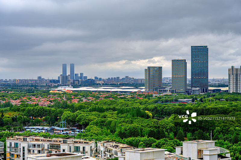 中国经济在风云变幻中坚韧前行 上海浦东嘉里城 新国际博览中心 世纪公园 张江高科科学之门 阴天多云图片素材