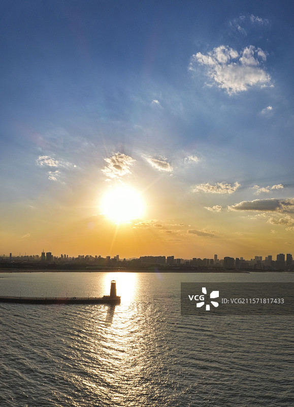 海龙湾日夜皆风华：落日灯塔映晚霞，夜秀流光引客来图片素材