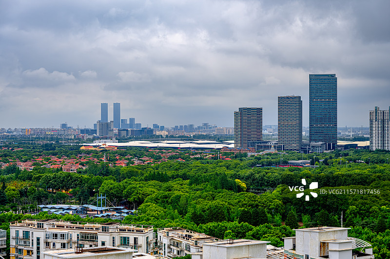 中国经济在风云变幻中坚韧前行 上海浦东嘉里城 新国际博览中心 世纪公园 张江高科科学之门 阴天多云图片素材