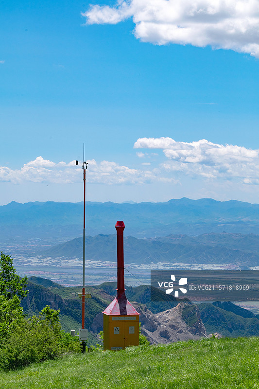高山上的信号塔图片素材