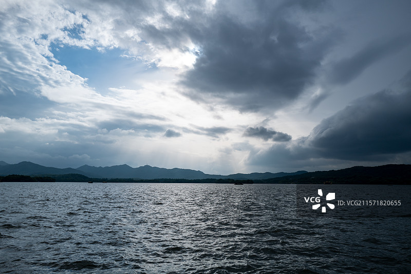 杭州西湖蓝天白云下的湖面图片素材