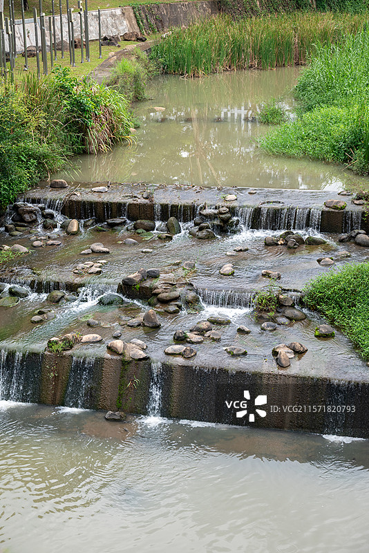 深圳大学丽湖校区校园内：大沙河生态长廊绿道的流水瀑布图片素材