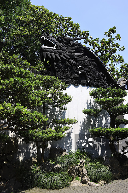 上海豫园古建穿云龙墙与绿植掩映图片素材