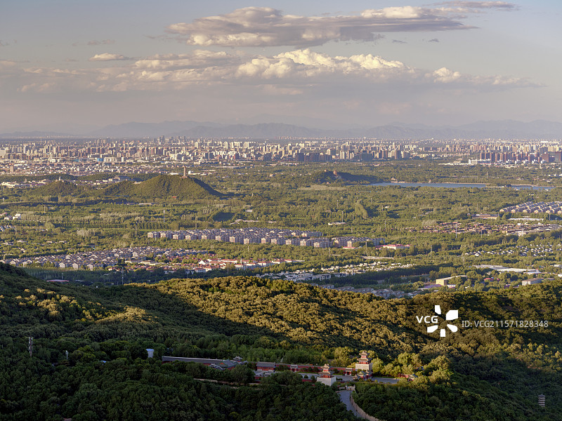 晴空下北京虎头山鸟瞰城市风光全景图图片素材