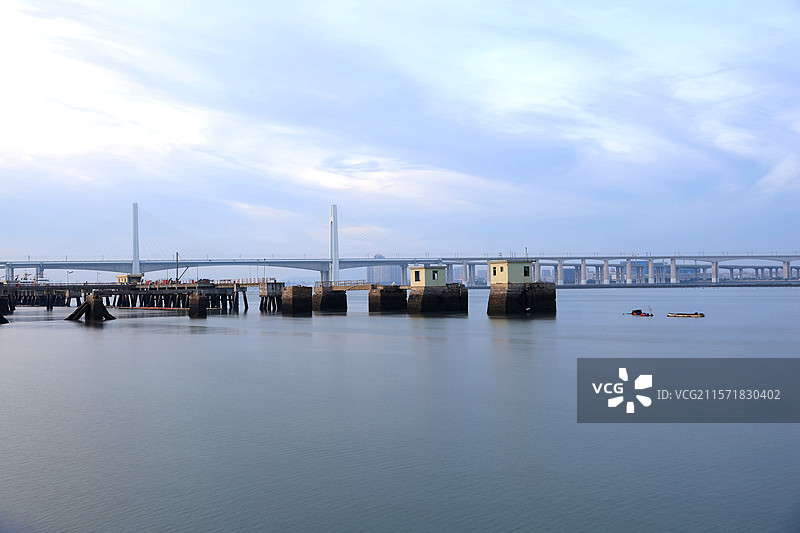 傍晚静谧的海湾图片素材