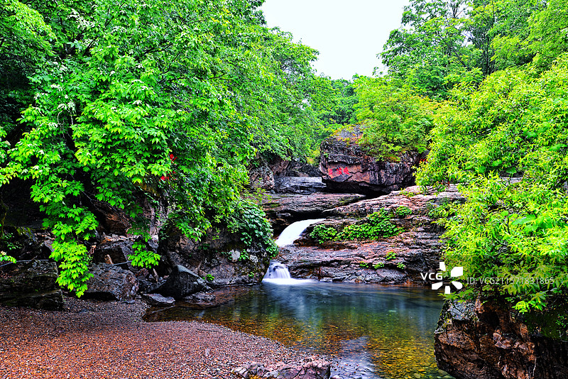 清泉石上流。青山沟风景区是国家4A级。巨石，清泉，溪水，还要杨靖宇抗联遗址。图片素材