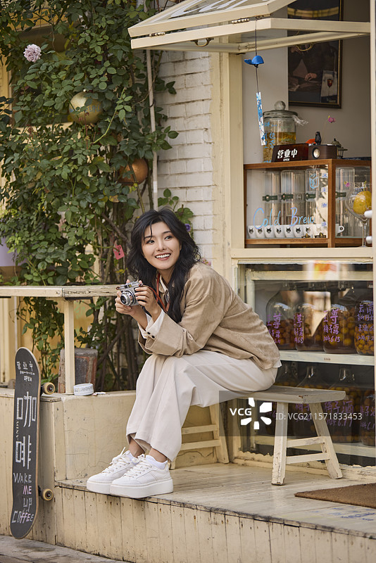 快乐的年轻女性在北京旅游图片素材