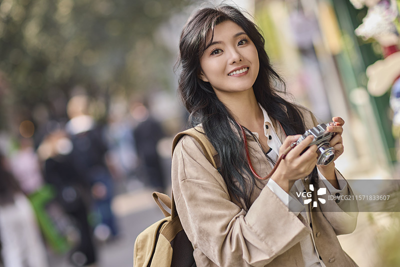 快乐的年轻女性在北京旅游图片素材