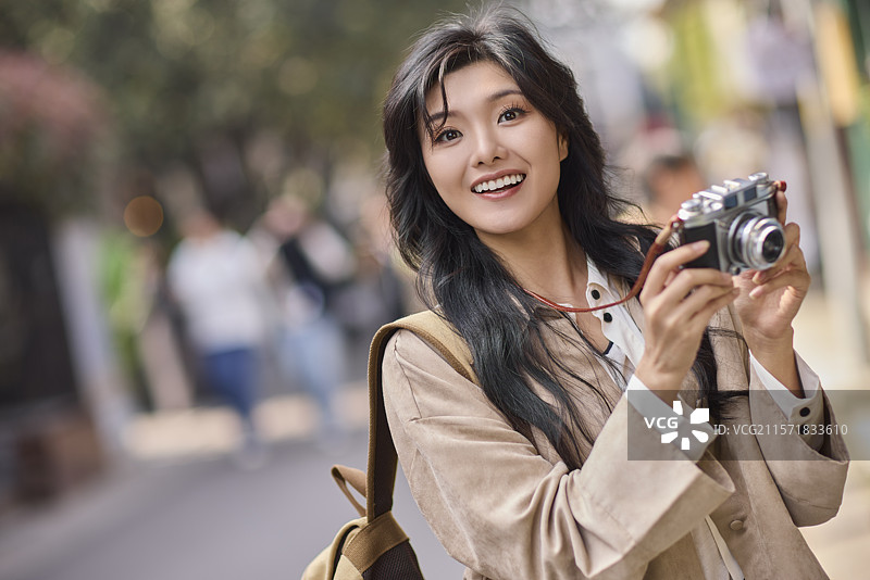 快乐的年轻女性在北京旅游图片素材