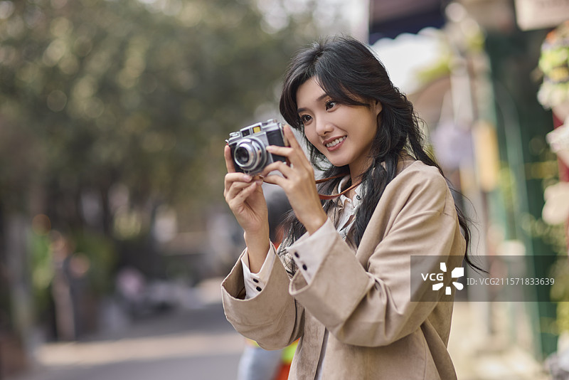 快乐的年轻女性在北京旅游图片素材