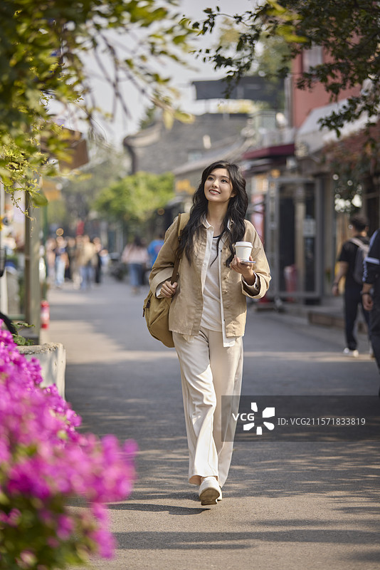 快乐的年轻女性在北京旅游图片素材