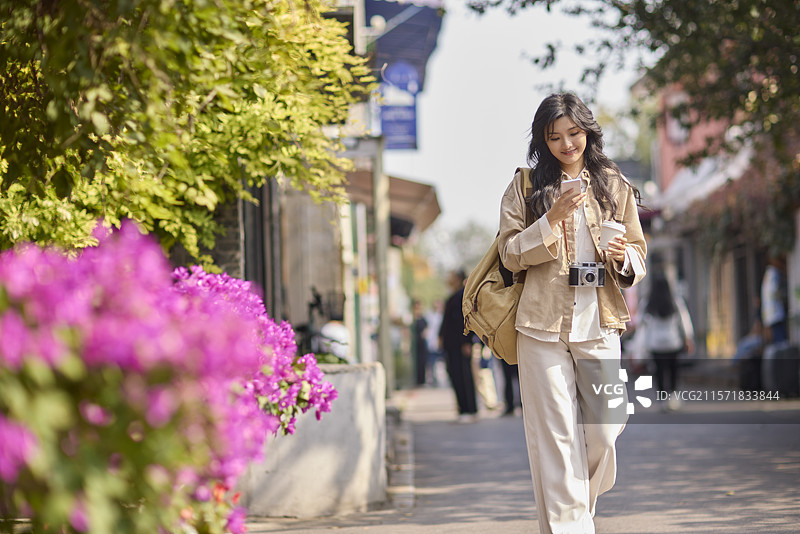 快乐的年轻女性在北京旅游图片素材