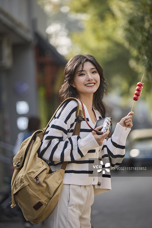 快乐的年轻女性在北京旅游图片素材