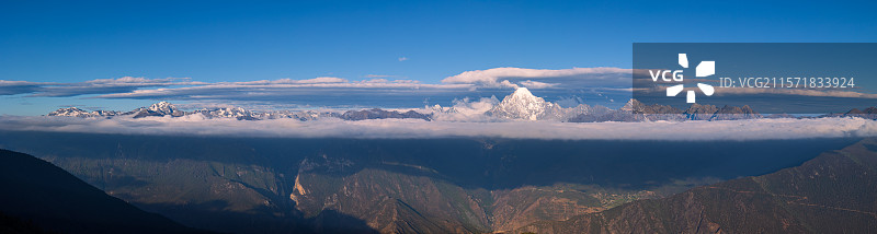 四川木里玛娜茶金观景台亚丁三神山图片素材