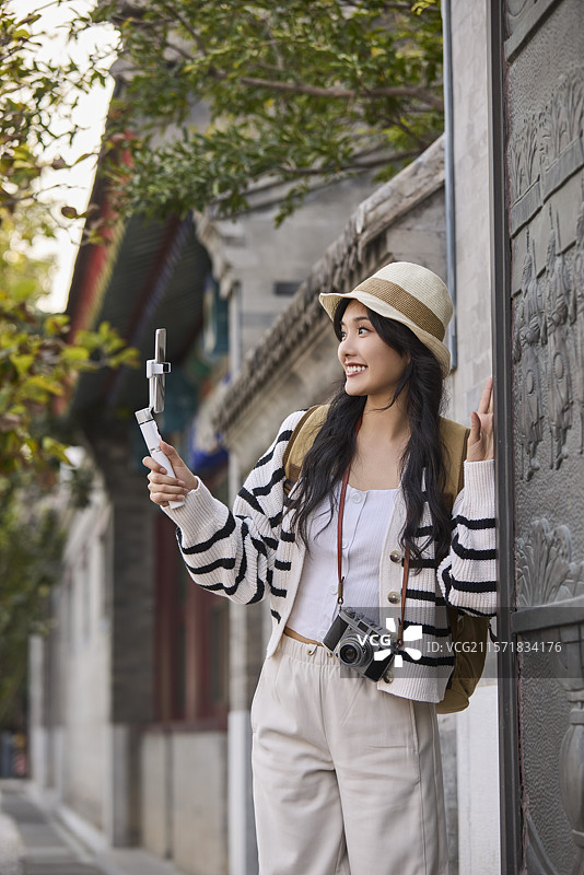 快乐的年轻女性在北京旅游图片素材