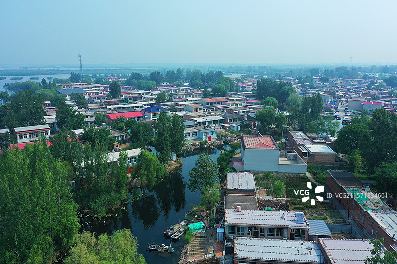浩瀚银波鹭雁翔，接天芦荻藕风香 云边舟影衔鸬鹚，泽畔鱼梭和鹭吭 客醉莲漪疑入梦，城融碧水自生光图片素材
