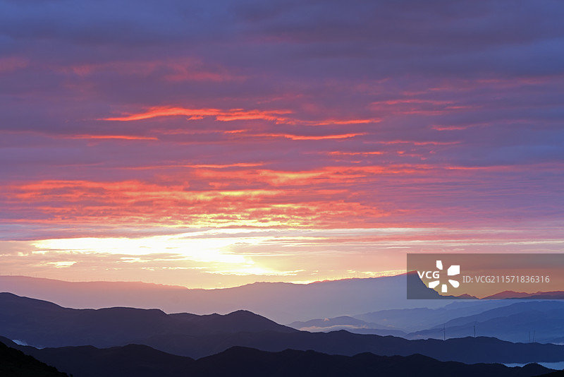 美姑县龙头山大断崖云彩丁达尔光图片素材