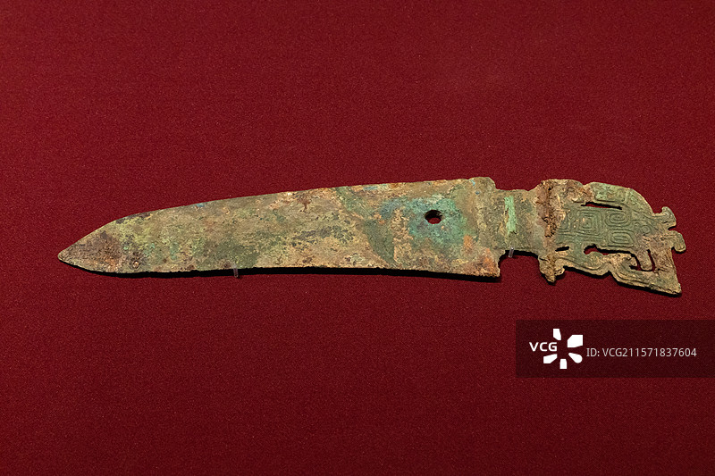 北京大运河博物馆看见殷商展回纹铜戈商代2021年安阳殷墟遗址安钢花园小区M8出土安阳市文物考古研究院图片素材