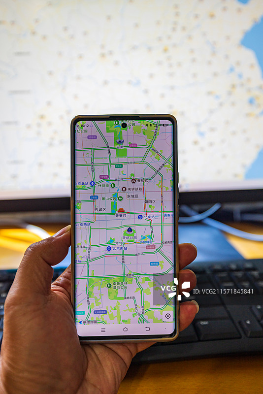 游客正在用手机在电脑前查看北京旅游景点地图图片素材