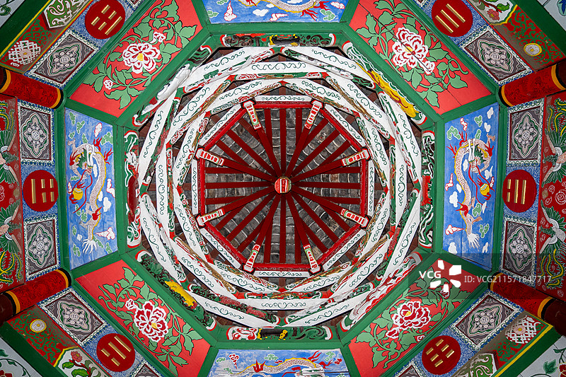 传统建筑的绚丽顶饰图片素材