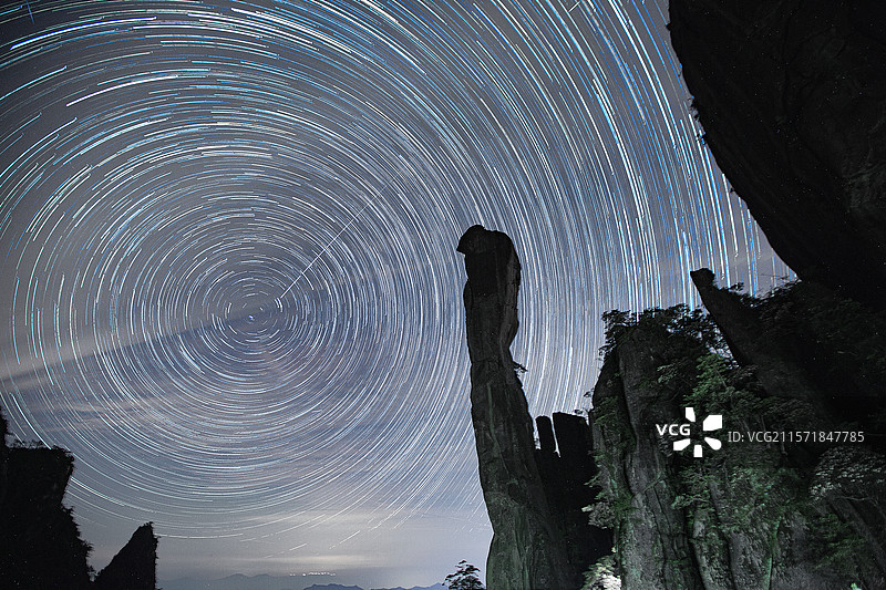 星河绘梦，时光成轨。三清山巨蟒峰星轨图片素材