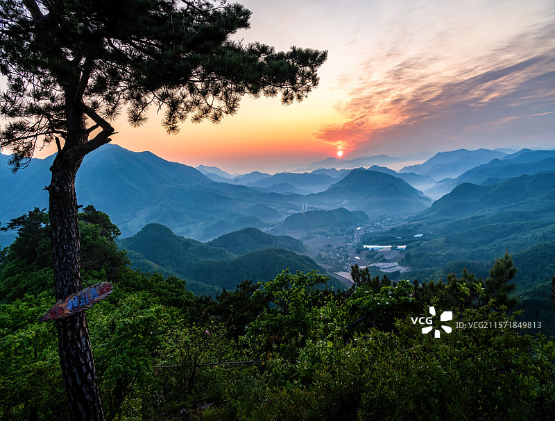 甜水瀑日出（丹东宽甸青山沟镇）图片素材